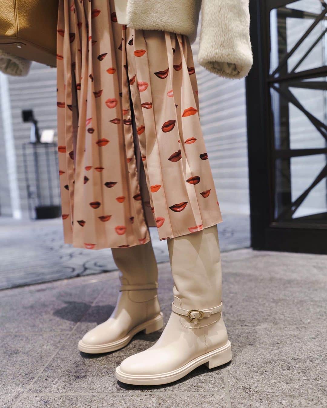 翁安芸さんのインスタグラム写真 - (翁安芸Instagram)「@gianvitorossi のリボンファミリーのブーツ💋  上品なムースカラーがなんとも魅力的で、柔らかいレザーの履き心地が最高です✨リボンモチーフのバックルがアクセントに😘  Boots #GianvitoRossi Coat #jilsander  Knit #blamink Skirt #victoriabeckham  Bag #hermes   #MyGianvito #ジャンヴィトロッシ #shoelover #akiweng #翁安芸 #tokyo #holidaymood」12月10日 18時03分 - akinyc