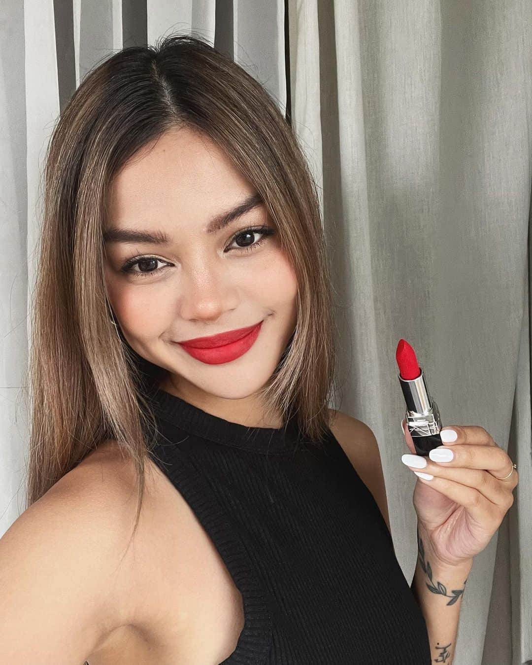リリーマイマックのインスタグラム：「I love holiday makeup looks! Pretty & festive using the @diorbeauty limited edition Atelier of Dreams Holiday Collection. Using the iconic 999 Velvet on my lips & Atelier Doré palette on my eyes. Head to dior.com.au to find your perfect gifts! #DreamInDior #DiorHoliday @diorbeautylovers AD」