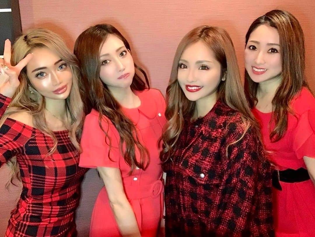 加賀美早紀のインスタグラム：「クリスマス女子会🎄 みんなで赤で合わせたよ ルンルンする話沢山して とっても楽しかったです💓 次は新年会💛 またみんなで旅行行きたいなー✈️ 可愛い子といると癒されるー🥰  #女子会 #クリスマス #赤コーデ」