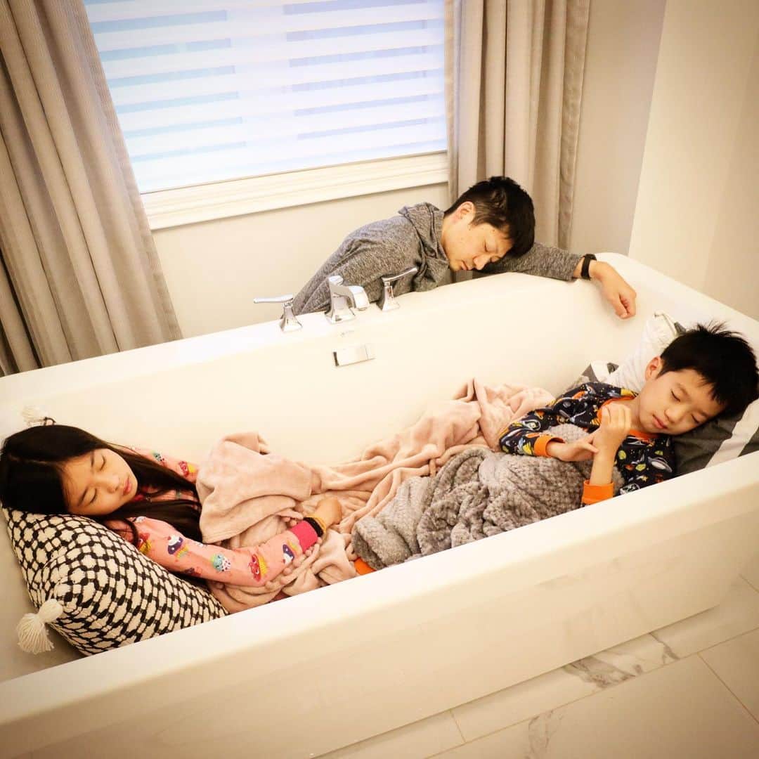 かほせいチャンネルさんのインスタグラム写真 - (かほせいチャンネルInstagram)「お風呂場で寝る人たち🛀😪 4時アップ予定🌈」12月10日 16時55分 - kahosei