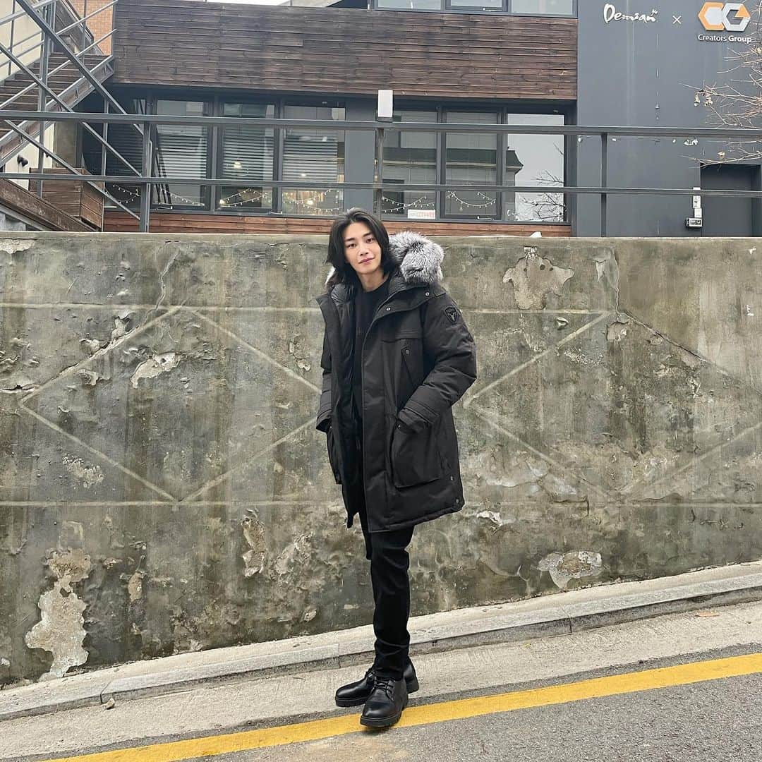 キム・ジェヨンのインスタグラム：「춥다 감기조심⛄️ 머리가 점점 길어진다... 머리 어쩌지...」