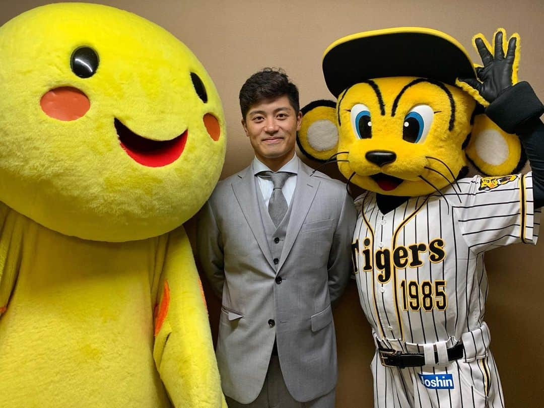 阪神タイガースさんのインスタグラム写真 - (阪神タイガースInstagram)「坂本選手が兵庫県庁を訪問。 阪神タイガース選手会を代表して、医療従事者支援チャリティオークション収益金の贈呈式に参加しました。  #坂本誠志郎 選手 #社会貢献活動  #トラッキー #はばタン #兵庫県  #阪神タイガース」12月10日 17時08分 - hanshintigers_official