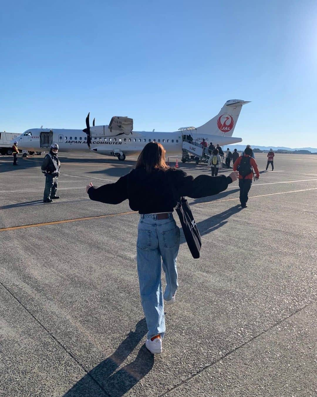 伊藤歩さんのインスタグラム写真 - (伊藤歩Instagram)「初プロペラ✨✈️✨はじめての島 久しぶりの開放感、イェイ  #tripjapan #旅人 #y3 #jal #いぇい」12月10日 17時21分 - ayumi__ito