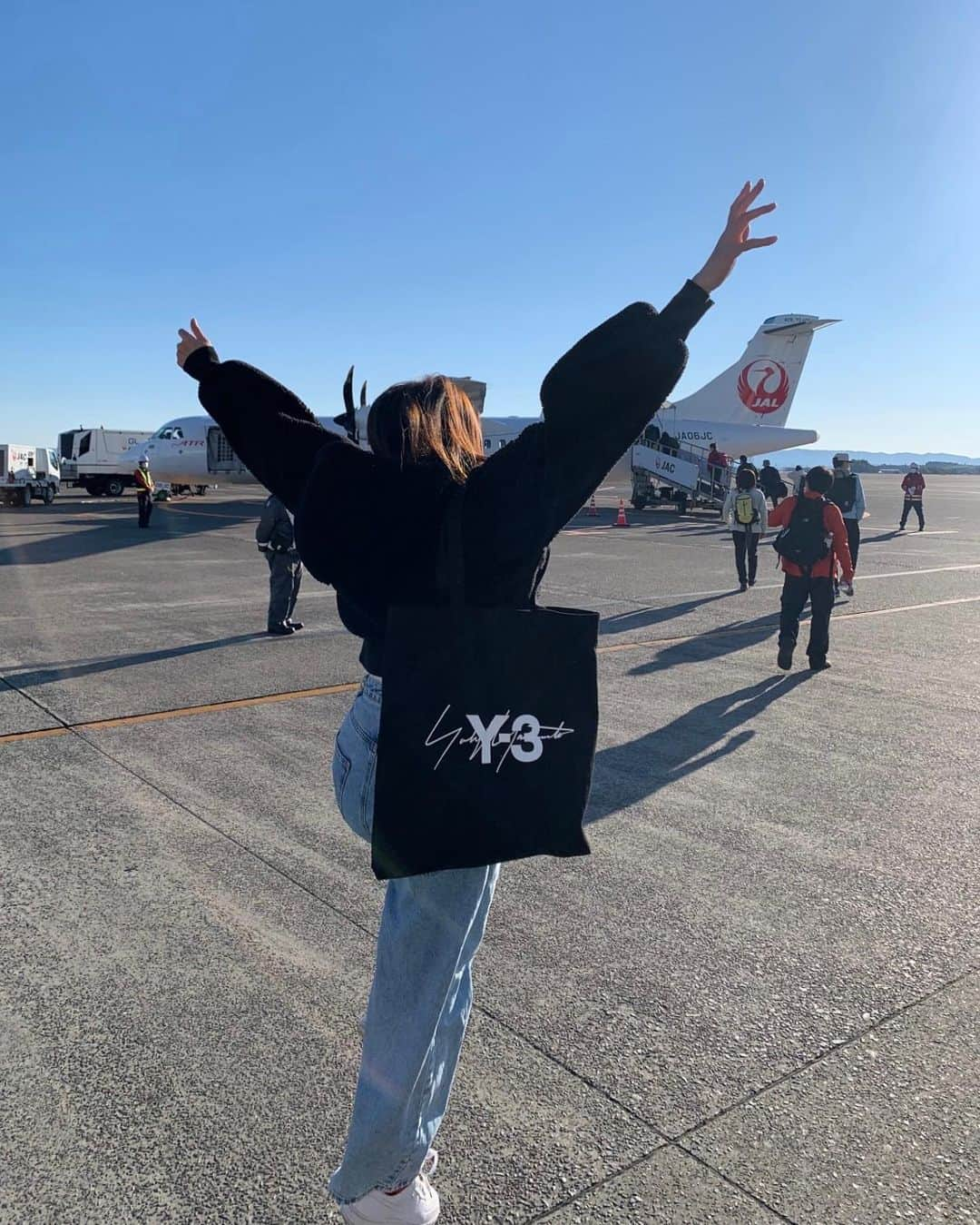 伊藤歩さんのインスタグラム写真 - (伊藤歩Instagram)「初プロペラ✨✈️✨はじめての島 久しぶりの開放感、イェイ  #tripjapan #旅人 #y3 #jal #いぇい」12月10日 17時21分 - ayumi__ito