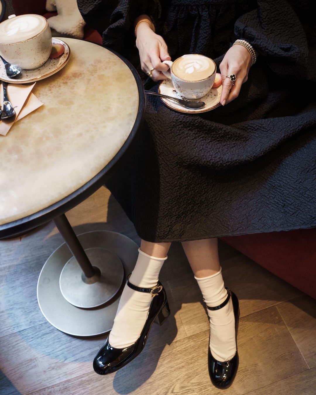 翁安芸さんのインスタグラム写真 - (翁安芸Instagram)「@gianvitorossi の新しいリボンファミリー❤️  ブランドのGとRが組み合わさってデザインされたリボンモチーフ🎀がポイント。  インスタライブでみんなの意見が多かったラウンドトゥの方に😊  パテントシューズにソックス合わせが気分🤍  Shoes #GianvitoRossi Dress #ceciliebahnsen  Socks #tabio Bag #givanchy  Ring #vancleefarpels   #MyGianvito #ジャンヴィトロッシ #shoelover #akiweng #翁安芸 #tokyo #happyholidays」12月10日 17時54分 - akinyc