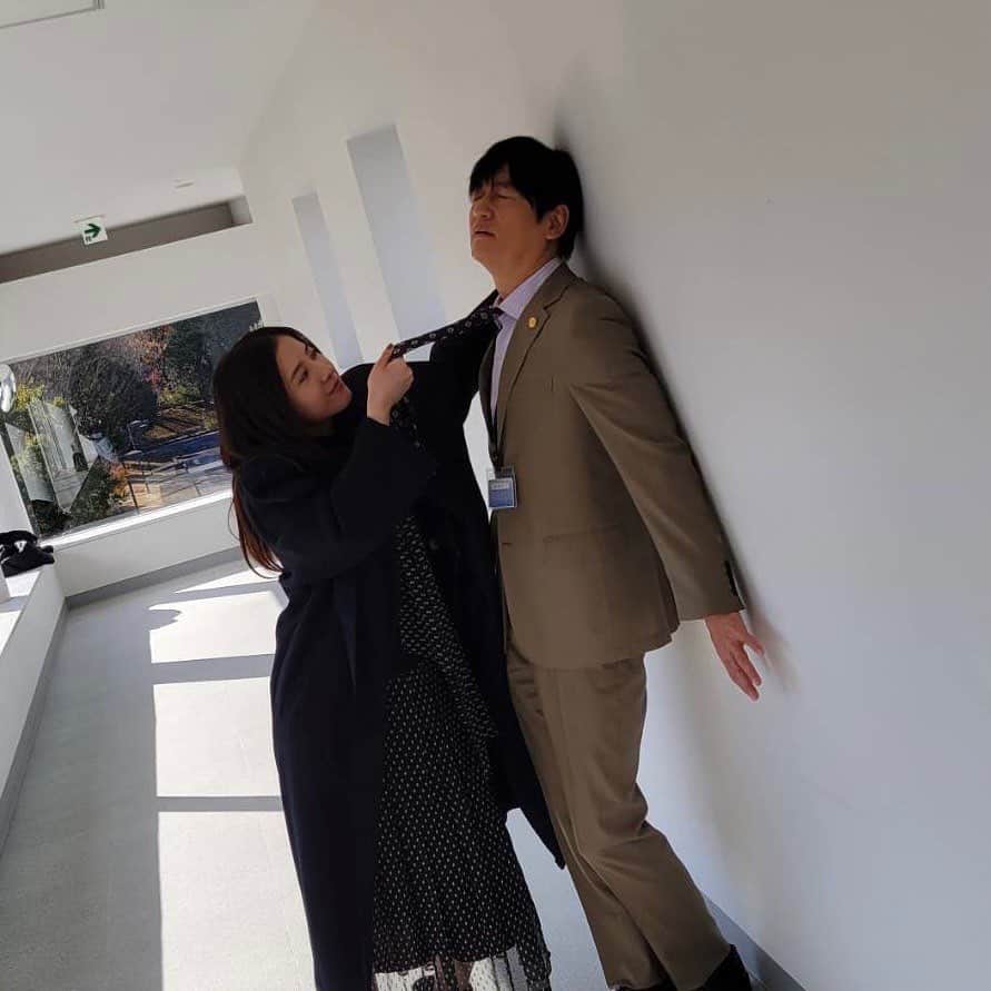 最愛のインスタグラム：「今夜10時より、第9話放送‼︎ 見てくれないと、梨央さんおこやよ😠‼︎  #最愛ドラマ #tbs #吉高由里子 #井浦新 #第9話今夜10時 #伊澤カメラマンもおこやよ」
