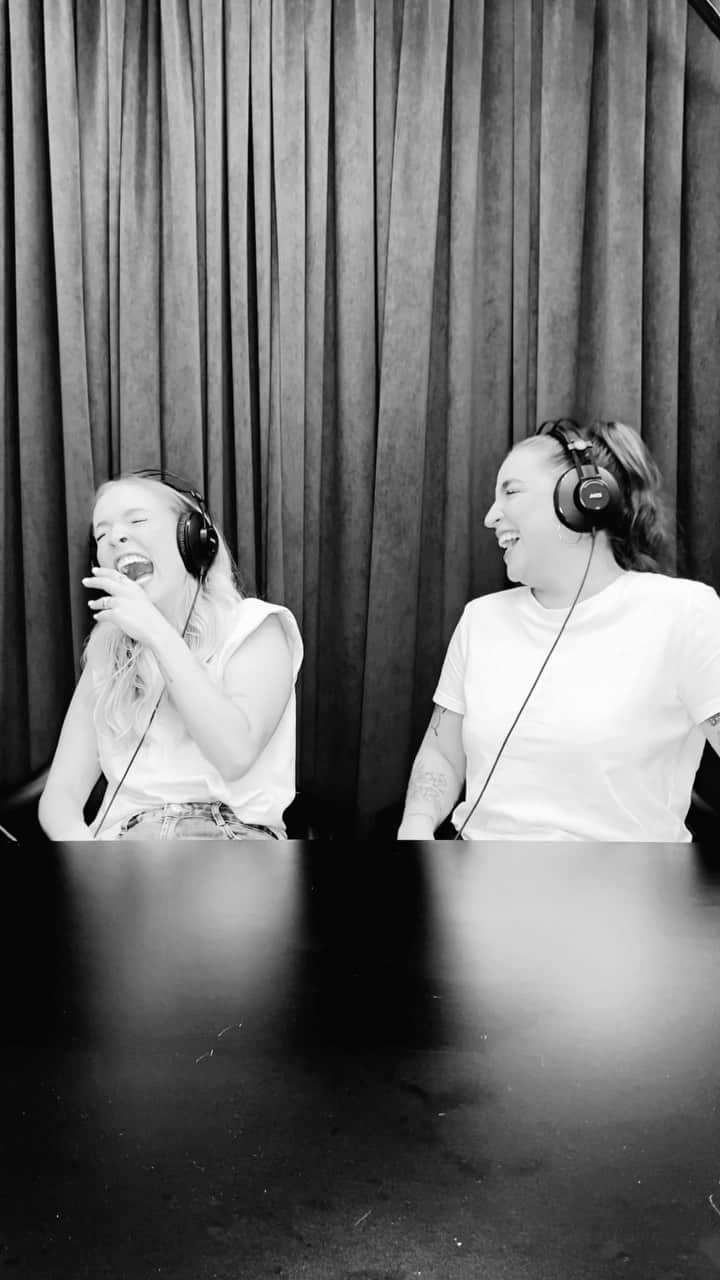 Bruna Unzuetaのインスタグラム：「Galeraaaaa, ansiosos para amanhã? Nós também!!! 😱🔥Mas vocês não sabem da melhor, a @dobem está dando um presentão para o público do @poddelas: a leitura de mensagens gratuitas. As perguntas não serão enviadas pelos chat do YouTube e sim pelo Instagram de Do Bem. Eles fizeram um post no feed do Instagram convidando vocês a deixar comentários e perguntas, para nós reproduzirmos para a nossa convidada amanhã!!! Será lido um comentário a cada 3 mil novos seguidores no Insta da @dobem, com limite de 7 comentários. Serão escolhidos os mais curtidos no próprio post.  Preparados? 🤭🤭 Então corraaaam lá, sigam, curtam e comentem, porque amanhã tá babadooo! 🔥🔥🔥  #publi」