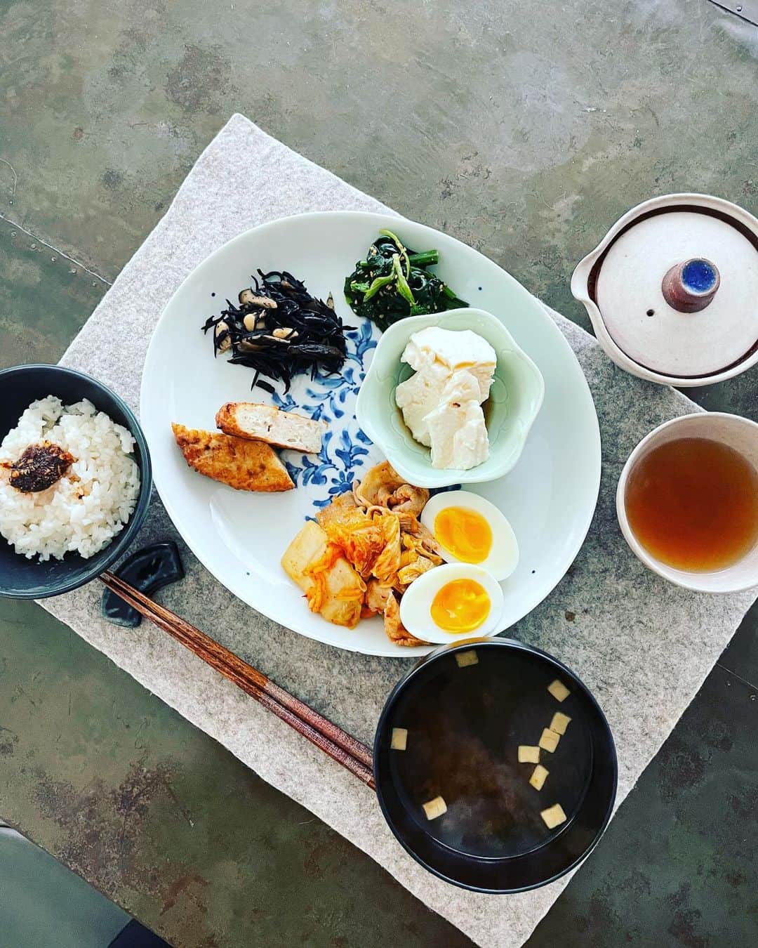 大草直子さんのインスタグラム写真 - (大草直子Instagram)「おはよう！　早朝ヨガに🧘‍♀️行きました。いつもは電動自転車だけれど、今日は歩いて。数日前の強風で、落ち葉の絨毯が🍂🍁きれいだな。帰って朝ごはんを食べて、原稿なう。お味噌汁はインスタントです😁今日はひなこの21歳の誕生日🎂おめでとう㊗️ 家族でお祝いします。 @amarc_official  #12時公開の記事に #子育てのいろいろを #書こうと思います #感慨深いな #が #まだまだまだまだ続くよ #子育ては笑笑」12月10日 10時22分 - naokookusa