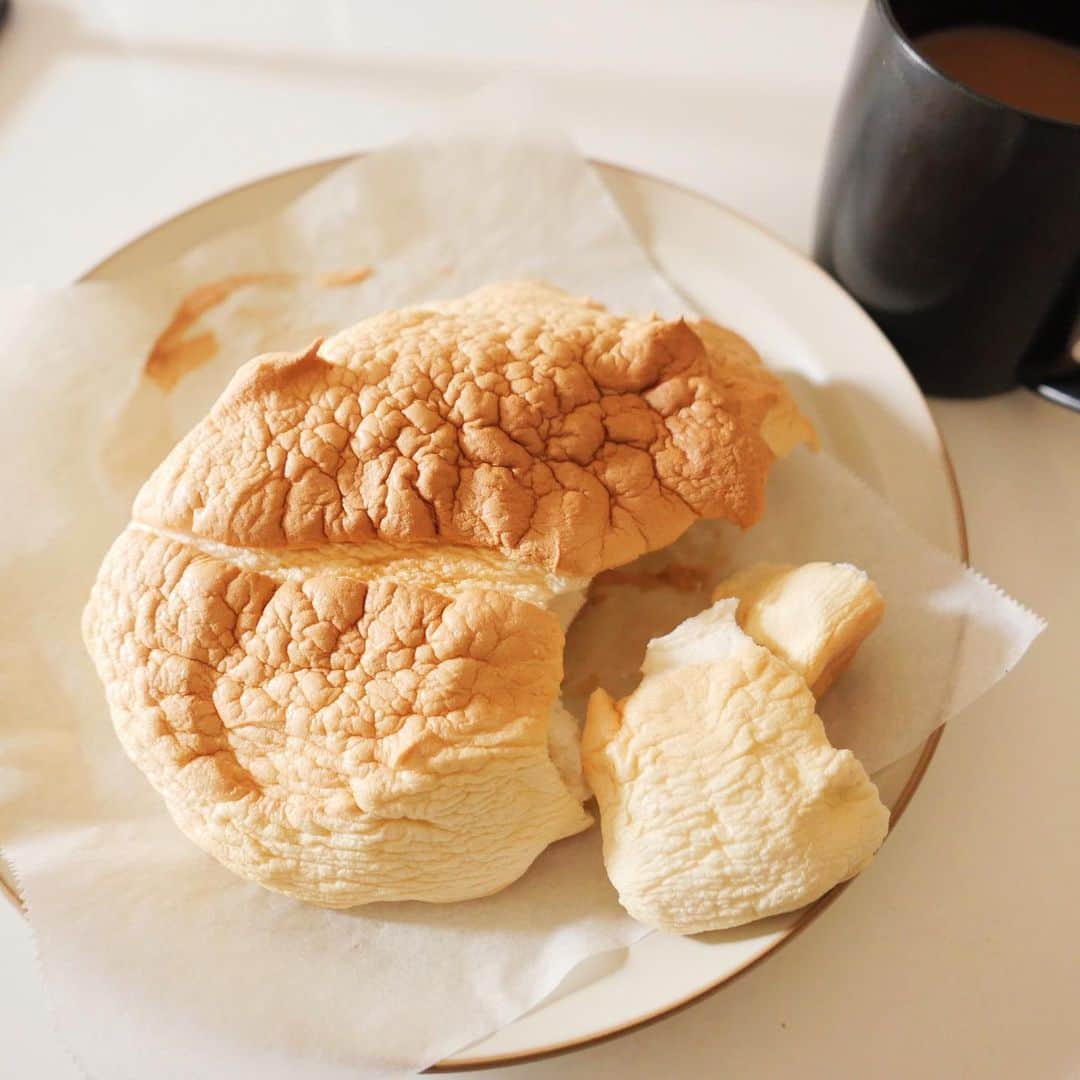 護あさなさんのインスタグラム写真 - (護あさなInstagram)「. ☁️🍞  卵白と砂糖と片栗粉だけのパン。 朝ごはん。 味は白味の甘いオムレツだけど、食感は本当に雲みたい。食べたことないけど。 たんぱく質の塊  #雲パン」12月10日 10時24分 - mamoruasana0504