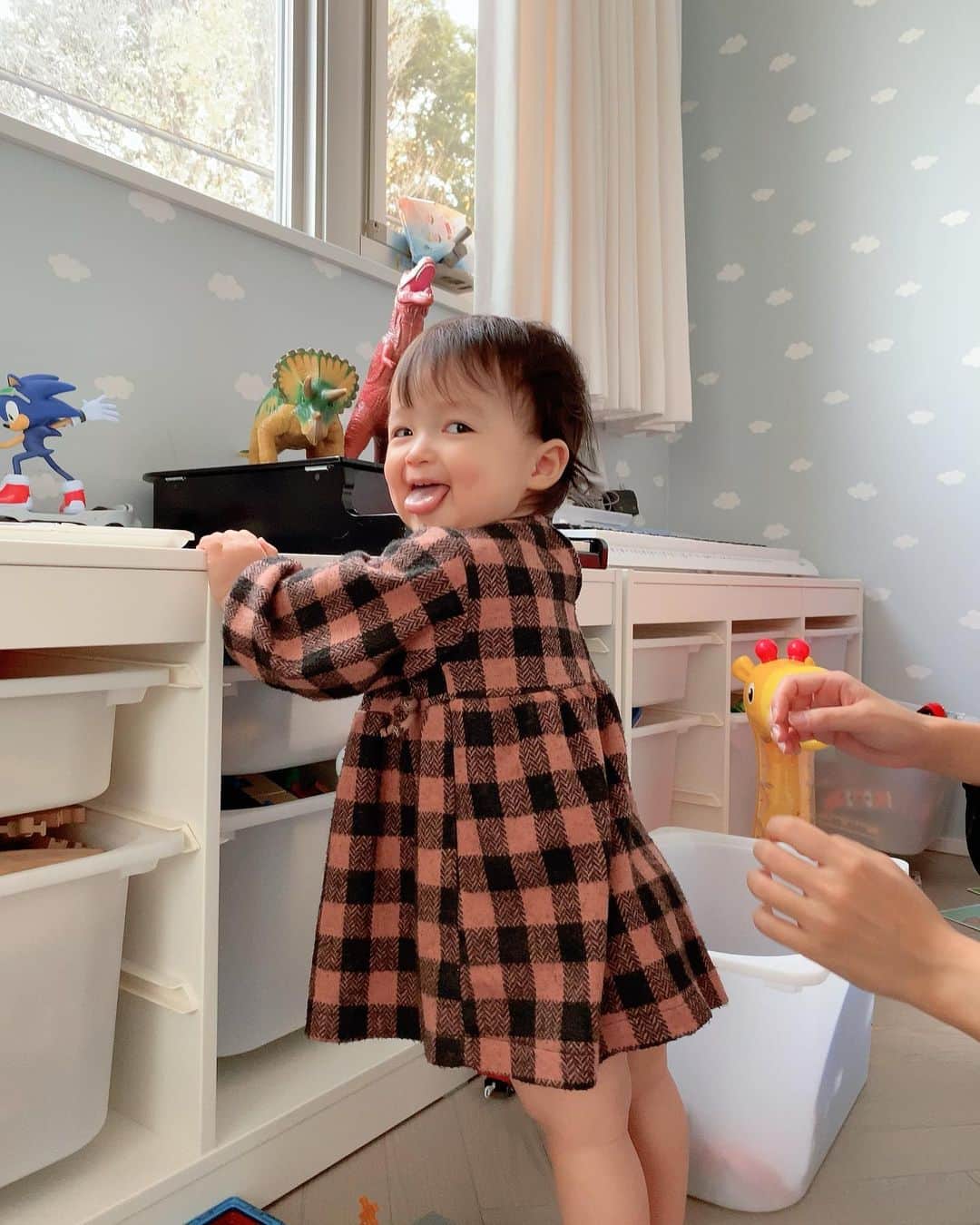 アレクサンダーのインスタグラム：「お兄ちゃんのオモチャ部屋で遊んでます❤️ 片付けて良かった^_^  #子供部屋 #一歳 #美人」