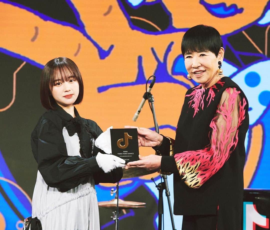 和田アキ子のインスタグラム：「🎉TikTok流行語大賞2021 特別賞を受賞しました㊗️ TikTokで特別賞をもらえるなんて思ってもいなかったので、本当に本当に嬉しいです😭😭😍😍 みなさんが「YONA YONA DANCE」を使ってたくさん踊ってくれたり、歌ってくれたおかげです🥰💕  ありがとうございました😊  これからも「YONA YONA DANCE」をたくさん聴いてもらえると嬉しいです🎵😍😘😘  そして、また皆さんとTikTokを通じてたくさん楽しいことや面白いことができればと思っています☺️☺️😘  💿【WADASOUL 2】💿 https://wadaakiko.lnk.to/wadasoul2TP」