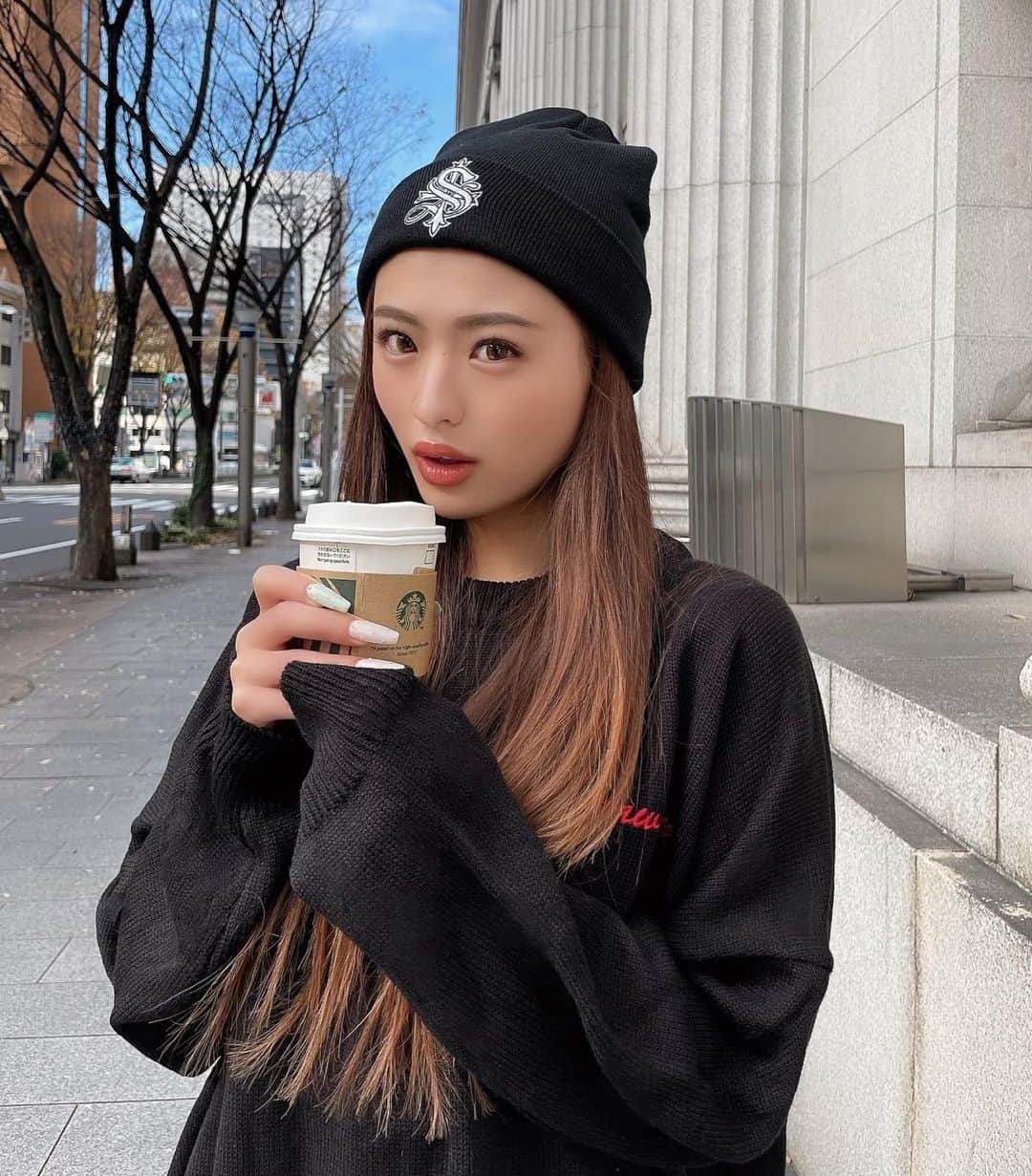 MIYABIのインスタグラム：「おはよう御座います🐣  今日も寒いねぇ❄️🥺  冬はスタバの無脂肪ミルク🥛ホットココア☕️✨ オススメだよ💋💜  素敵な1日を🥰」