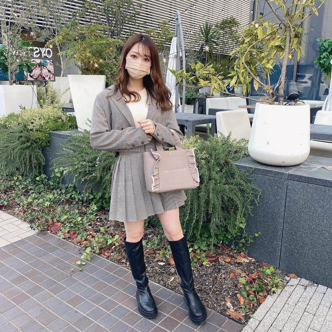 のインスタグラム：「最近買ったロングブーツを見せたくて 珍しく全身撮ってみた〜💭 ･ ･ ･  #whoswhochico  #ロングブーツ」