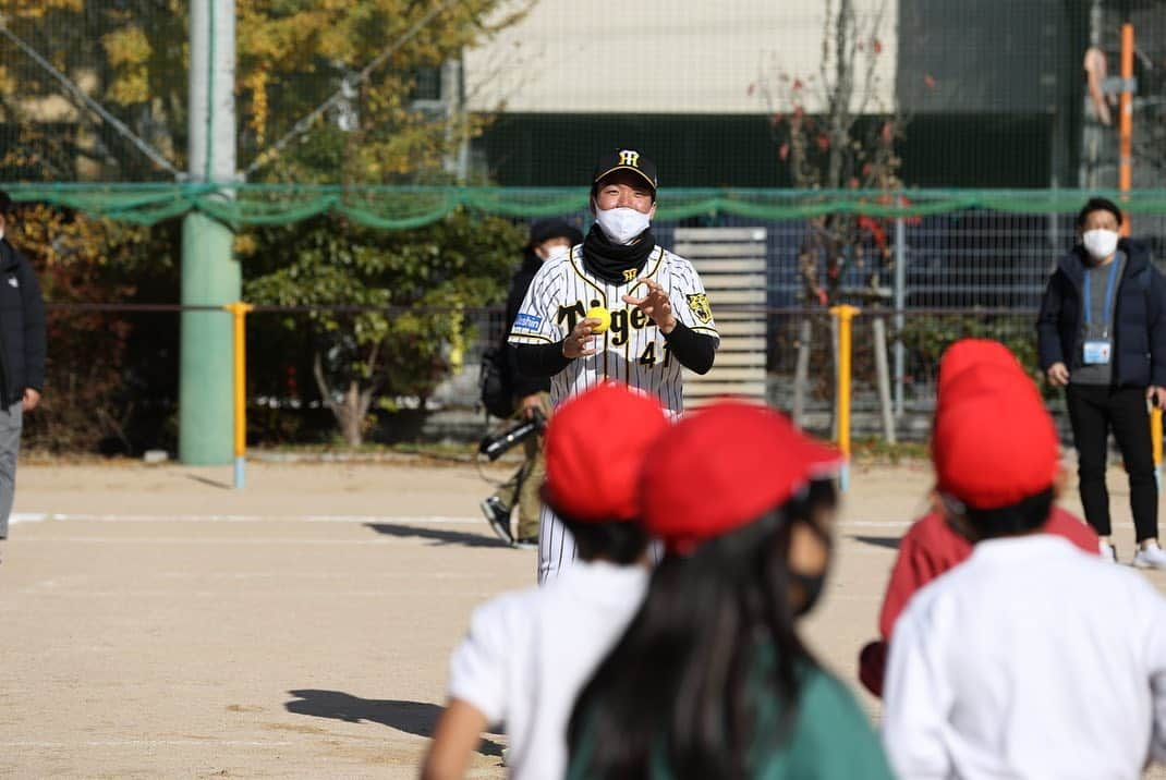 阪神タイガースさんのインスタグラム写真 - (阪神タイガースInstagram)「ルーキー選手5人がゲストティーチャーとして西宮市内の小学校を訪問‼︎ 児童の皆さんと体育の授業を楽しみました✨  #佐藤輝明 選手#佐藤蓮 選手 #村上頌樹 選手#髙寺望夢 選手#石井大智 選手 #ゲストティーチャー #体育の授業  #野球の楽しさを伝えたい  #阪神タイガース #阪神タイガースwomen  #タイガースアカデミー」12月10日 10時49分 - hanshintigers_official