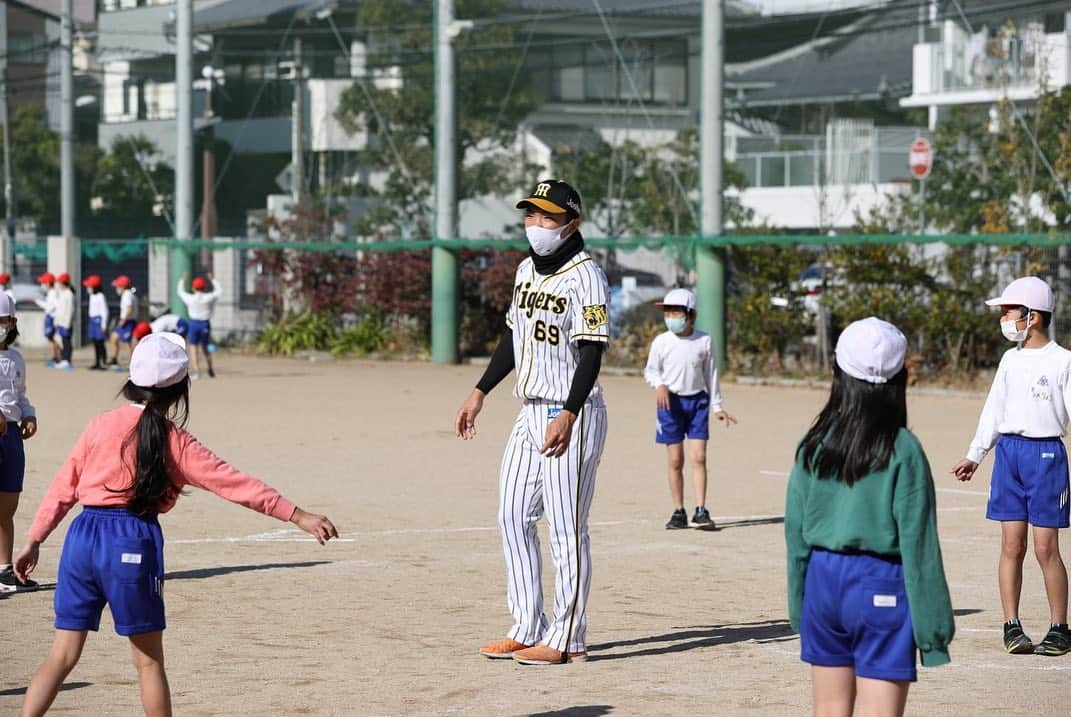 阪神タイガースさんのインスタグラム写真 - (阪神タイガースInstagram)「ルーキー選手5人がゲストティーチャーとして西宮市内の小学校を訪問‼︎ 児童の皆さんと体育の授業を楽しみました✨  #佐藤輝明 選手#佐藤蓮 選手 #村上頌樹 選手#髙寺望夢 選手#石井大智 選手 #ゲストティーチャー #体育の授業  #野球の楽しさを伝えたい  #阪神タイガース #阪神タイガースwomen  #タイガースアカデミー」12月10日 10時49分 - hanshintigers_official