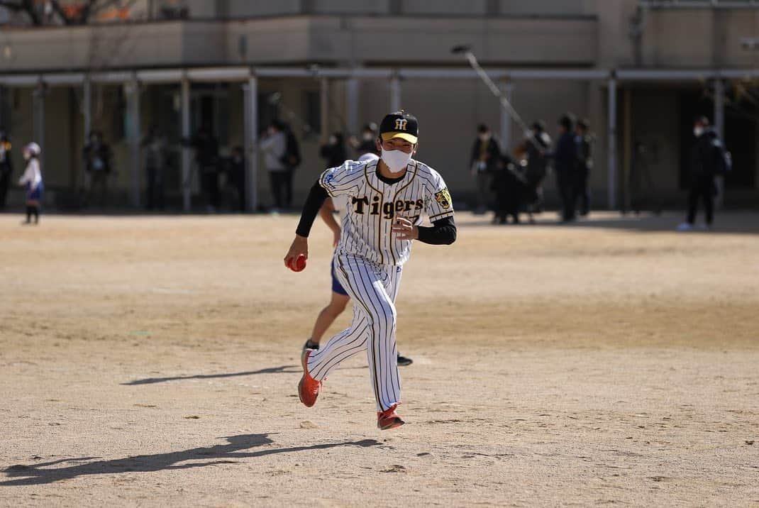 阪神タイガースさんのインスタグラム写真 - (阪神タイガースInstagram)「ルーキー選手5人がゲストティーチャーとして西宮市内の小学校を訪問‼︎ 児童の皆さんと体育の授業を楽しみました✨  #佐藤輝明 選手#佐藤蓮 選手 #村上頌樹 選手#髙寺望夢 選手#石井大智 選手 #ゲストティーチャー #体育の授業  #野球の楽しさを伝えたい  #阪神タイガース #阪神タイガースwomen  #タイガースアカデミー」12月10日 10時49分 - hanshintigers_official