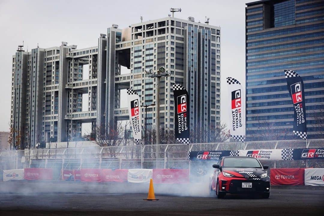 豊田章男さんのインスタグラム写真 - (豊田章男Instagram)「. TOYOTA GAZOO Racingの来年の体制発表を行いました。  そこで、私が最近「もっといいクルマづくり」という言葉に、意識的に「モータースポーツを起点とした」という言葉を付け加えているというエピソードを紹介しました。   ずっと「トヨタには、そんなクルマづくりをできるはずがない」と悔しい言われ方をしてきました。   しかし最近、トヨタのエンジニアやメカニックだけでなく、プロのドライバー、エンジニア、メカニックが一緒になってクルマづくりをしていくように、トヨタは変わってきました。   このような仲間たちがそろってきた今だからこそ、ようやく我々は「モータースポーツを起点としたもっといいクルマづくり」がスタートできる、そんな段階にこられたと感じています。  先日の体制発表は、そんな仲間たちの出席のもと行うことができました。 例年に比べ、早い時期での発表です。  他のチームのドライバーからも「トヨタっておもしろい」「トヨタのクルマに乗ってみたい」と思ってもらえるような魅力あるチームをつくってまいります。  来年も、TOYOTA GAZOO Racingへの熱いご声援をよろしくお願いします！  TOYOTA GAZOO Racing announced its 2022 motorsport team setups on December 6.  Within my speech, I shared my episode that recently, whenever I talk about “making ever-better cars,” I intentionally combine the phrase “through motorsports” together. In the past, most people thought Toyota could not make those cars.  But, we have changed. Not only the engineers and mechanics, but with pro drivers included, we became united as one team.  It is because of this transformation; we can proudly state that we are at the starting point of “producing ever-better cars through motorsports.”  It was my honor to announce our 2022 team set up with all of our team who made this happen.  Our next goal is to make gripping cars that other team drivers desire to get on, and with this team, I cannot wait for it to happen.  Thank you always for your support. Wishing everyone the best, and I hope to see you in our next chapter.  #TOYOTAGAZOORacing #TGR2022年体制発表」12月10日 12時01分 - akiotoyoda_official