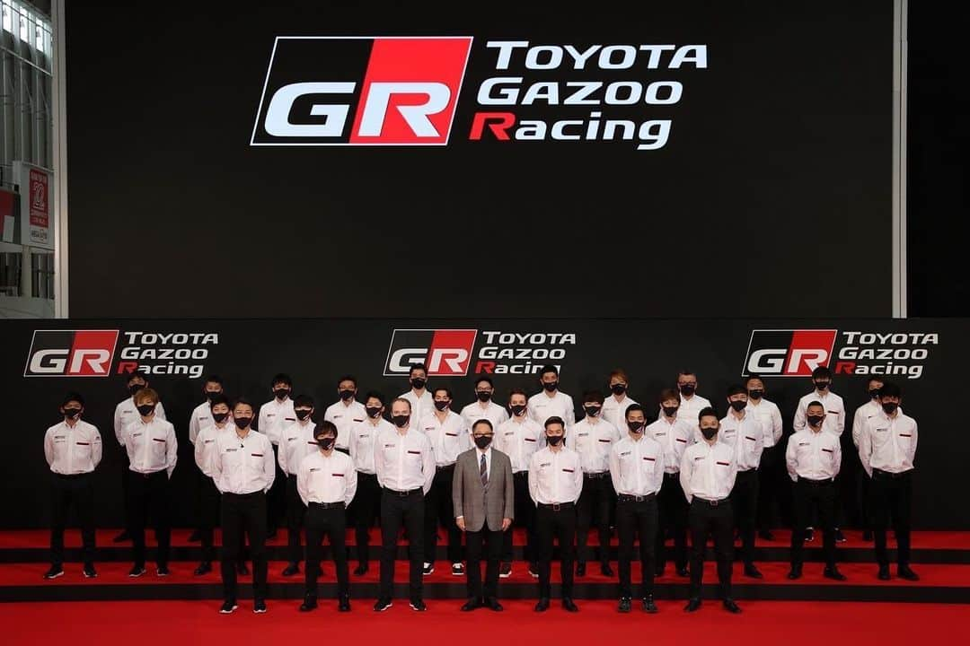 豊田章男さんのインスタグラム写真 - (豊田章男Instagram)「. TOYOTA GAZOO Racingの来年の体制発表を行いました。  そこで、私が最近「もっといいクルマづくり」という言葉に、意識的に「モータースポーツを起点とした」という言葉を付け加えているというエピソードを紹介しました。   ずっと「トヨタには、そんなクルマづくりをできるはずがない」と悔しい言われ方をしてきました。   しかし最近、トヨタのエンジニアやメカニックだけでなく、プロのドライバー、エンジニア、メカニックが一緒になってクルマづくりをしていくように、トヨタは変わってきました。   このような仲間たちがそろってきた今だからこそ、ようやく我々は「モータースポーツを起点としたもっといいクルマづくり」がスタートできる、そんな段階にこられたと感じています。  先日の体制発表は、そんな仲間たちの出席のもと行うことができました。 例年に比べ、早い時期での発表です。  他のチームのドライバーからも「トヨタっておもしろい」「トヨタのクルマに乗ってみたい」と思ってもらえるような魅力あるチームをつくってまいります。  来年も、TOYOTA GAZOO Racingへの熱いご声援をよろしくお願いします！  TOYOTA GAZOO Racing announced its 2022 motorsport team setups on December 6.  Within my speech, I shared my episode that recently, whenever I talk about “making ever-better cars,” I intentionally combine the phrase “through motorsports” together. In the past, most people thought Toyota could not make those cars.  But, we have changed. Not only the engineers and mechanics, but with pro drivers included, we became united as one team.  It is because of this transformation; we can proudly state that we are at the starting point of “producing ever-better cars through motorsports.”  It was my honor to announce our 2022 team set up with all of our team who made this happen.  Our next goal is to make gripping cars that other team drivers desire to get on, and with this team, I cannot wait for it to happen.  Thank you always for your support. Wishing everyone the best, and I hope to see you in our next chapter.  #TOYOTAGAZOORacing #TGR2022年体制発表」12月10日 12時01分 - akiotoyoda_official