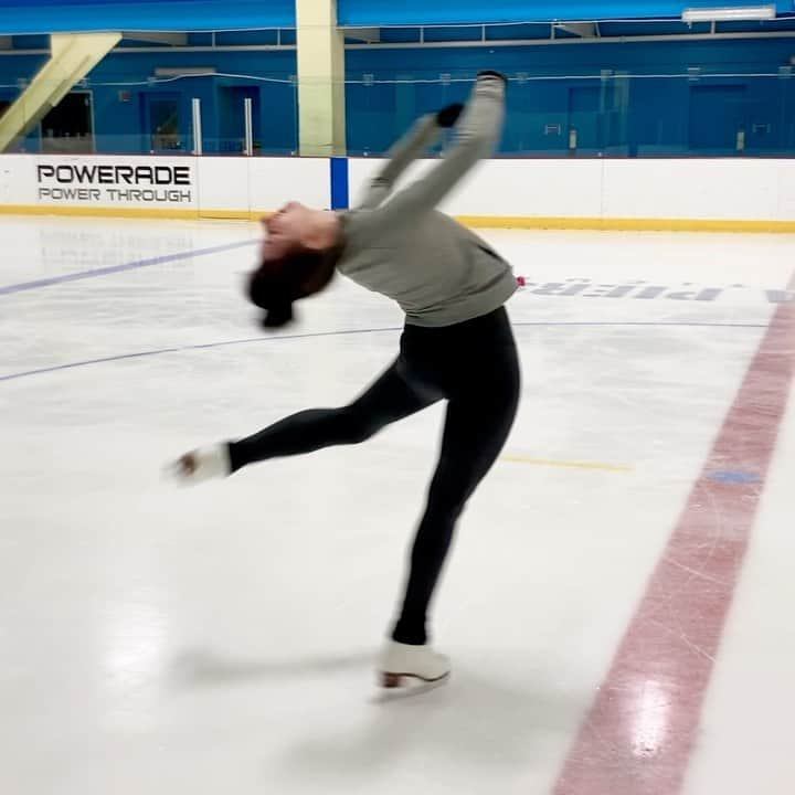 サラ・ヒューズのインスタグラム：「🩰 Decided that laybacks were a good idea after being off the ice for 3 months…🙃⛄️❄️🤍」