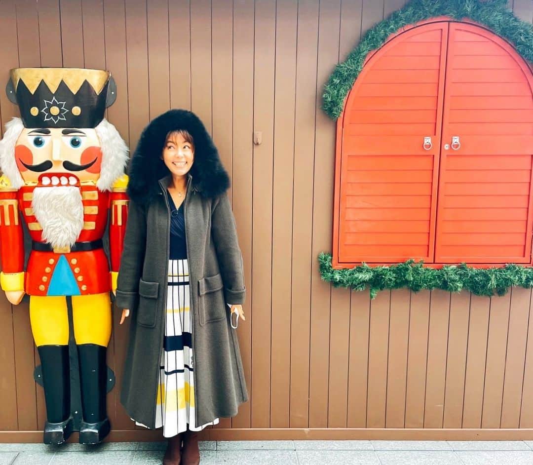 のインスタグラム：「朝から六本木ヒルズで撮影📷 まだなーんにもお店やってなーい😭  クリスマスマーケットのくるみ割り人形と写真撮りました😆  撮影途中に、オープンしたエストネーションでオレンジ色の素敵なコートに一目惚れして即購入🧡着るの楽しみ🧡  まだまだ撮影続きまっす📷  #roppongihills  #estnation  #estnationroppongihills  #christmasmarket  #くるみ割り人形  #朝から撮影」