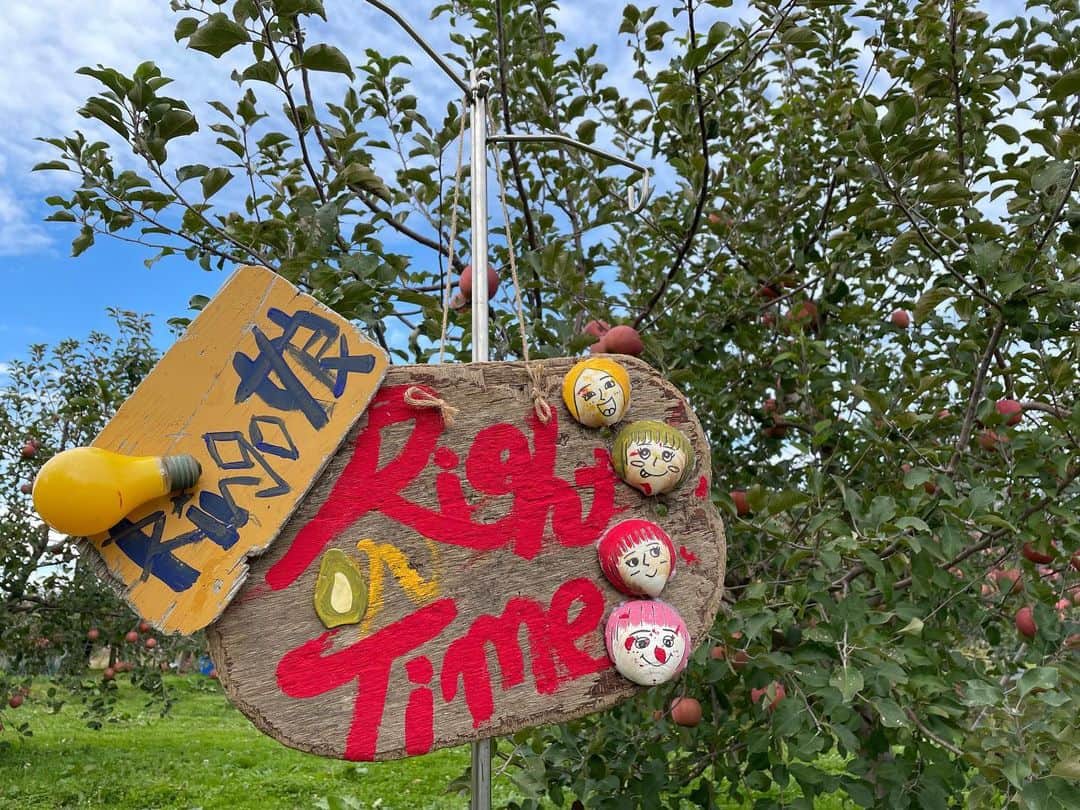 王林さんのインスタグラム写真 - (王林Instagram)「🌞🧤  今日は「Right-onTime」の日🌈 最近は、田んぼの真ん中で遊んで、リンゴの妖精に会って、特大ハンバーガー作って、またまたりんご畑の真ん中で遊んで、最後はりんご畑の真ん中でコース料理を食べると言う幸せな毎回です🤦‍♀️💚 今日はなにかね😏  #righton #rightontime #rightonpr #青森 #aomori #田舎館 #特大ハンバーガー #アップルハンバーガー #りんご #りんご飴 #りんご畑 #apple #YouTube #ringomusume」12月10日 12時41分 - ourin_ringoooo
