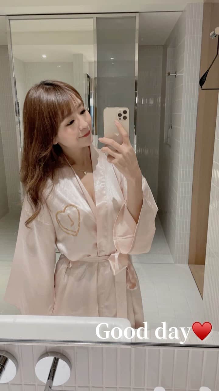 郭圈圈のインスタグラム：「給大家充滿活力的圈🥳 鼓勵心情不好的人要開心😁 就像歌詞裡的 與其⌛️等待good day發生，不如自己創造快樂♥️ #愛自己 也是最重要的喔～ - 嘿嘿其實拍攝當天心情很差 但就是轉移注意力讓自己開心很重要🤩可能有部分是裝的，但看到自己如此肢障也是笑了😂 話說最後的擁抱我自己也很納悶～🤪 - 影片中的 #林三益刷具 今天開團♥️ 大家等等來看我的限動😘 個人檔案上面的🔗也有網址唷🔗 - 隔離霜/眉筆 @shuuemuratw  遮瑕膏 @chanel.beauty  粉底液@lancomeofficial  眉粉 @kate.tokyo.official_tw  眼影 @clio_official (我們有在賣 @marumaru_lea_official )  腮紅 很久以前在屈臣氏 @watsonstaiwan 買的😂忘了品牌有想知道我再來看看！ - #圈圈去台北」