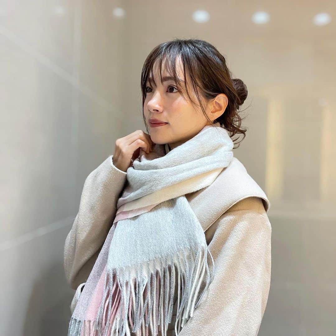 古田ちさこのインスタグラム：「☃️❄️ 今年の冬は今のところコートを買い足していないのでカシミヤストールをワードローブに加えました🤍  @_imc.collection_ のもの🧣 楽天でネット注文できます💫  カシミヤの肌触りが気持ちよくて、暖かくて、気づくと顔を埋めてます🐐🤍  カラーが17パターンもあって迷いに迷って優しい色合いのブロックチェックピンク💕顔うつりが良くて大満足✌️  ストールは重いと巻いてても持ち歩いてても疲れちゃうのですがこちらは軽いです✨  かわいいラッピングで届いて、イニシャル入れもできるみたいだしギフトにも良いんじゃないかな？✨🤍✨🤍  #カシミヤ#カシミヤストール#ストール#ストールコーデ#ストール巻き方#マフラー#マフラー女子#マフラーコーデ#きょコ#冬コーデ#冬服#冬服コーデ#クリスマスプレゼント#クリスマスギフト#大人かわいいコーデ#大人かわいい#くすみカラー#淡色コーデ#淡色女子#淡色女子コーデ」