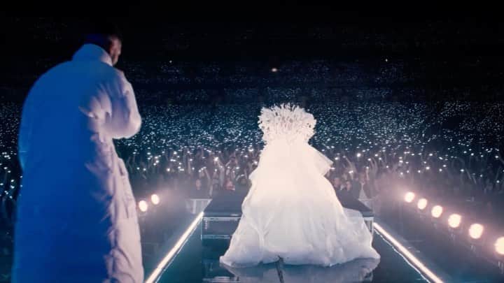 アリアナ・グランデのインスタグラム：「the full performance video of Just Look Up with @kidcudi from @dontlookupfilm is out now ☄️ @netflixfilm」