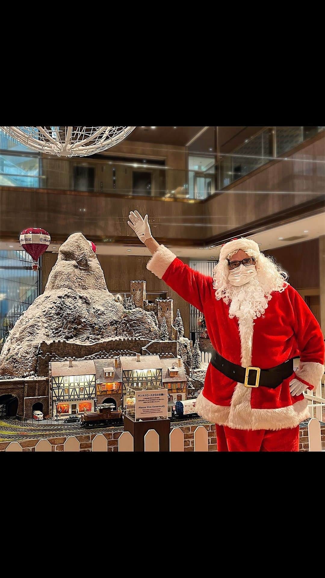 ヒルトン大阪 Hilton Osakaのインスタグラム：「クリスマスまで、あと2週間！先日行われた毎年恒例「ヒルトン・クリスマス・トレイン」出発進行式の様子とホテルのクリスマス装飾をショートムービーでお届けいたします。 ジオラマ展示は、2022年1月5日までヒルトン大阪 ロビーにて、どなたでもご観覧いただけます。是非お立ち寄りください。 ⁡ 詳細は @hiltonosaka URLよりご確認ください ⁡ 【ヒルトン・クリーンステイ】 ヒルトン大阪では、お客様の安全を確保するため「ヒルトン・クリーンステイ」を導入しております。詳細は公式HPをご覧ください。 ===================== #ヒルトン大阪 #大阪ホテル #大阪イルミネーション #クリスマス2021 #ヒルトンホテル #クリスマス #ジオラマ」