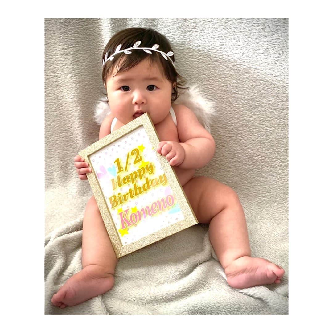 内山久美のインスタグラム：「☆☆☆☆☆☆☆☆☆☆☆☆☆☆☆☆☆☆☆  今日で産まれて半年🥺 元気にハーフバースデーを迎えました🎂🎂✨  首が座り、お話しするようになり、笑顔が増え、最近では寝返りしそうでしないこめちゃんにカメラを向け続ける毎日📸 日に日に成長していく娘は色々な顔をみせてくれて、あっという間の半年でした💕  これからも元気に大きくなりますように🙏   #生後6ヶ月  #生後6ヶ月女の子   #生後6か月ベビー   #ハーフバースデー   #ハーフバースデーフォト」