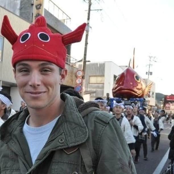 ボビー・ジュードのインスタグラム：「皆さん、お知らせです！ 先日、 私ボビーが再び佐賀県民になり、 唐津市民になりました！ 実際のお引っ越しはまだ来年になりますので、 残りの家族３人は来年2月に住民票を転入し、 七山にきます！ これで　唐津に住む事、七山でビジネスを始めることに対する実感、 さらに湧いてきました！ クラファン、残り５日間となりました！ そのラストスパートで皆さんにぜひ、拡散していただきたいし、少しでもご支援をお願いしたく思っております！ クラファンのリンクは私のインスタプロフィールに貼っています！ 一人でも多くの方の目にかかりますように、よろしくお願いいたします。 夢の実現はあと一歩前にあります！ どうぞよろしくお願い致します！」