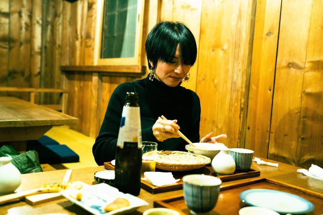 柴咲コウのインスタグラム：「✴︎大人の遠足✴︎  お蕎麦食べて、柚子もらったので柚子水作って、おしるこ食べて…食べてばっかり！  陽が沈んだ後の空がとても綺麗だった☺️  束の間のリフレッシュでした😮‍💨🍃」
