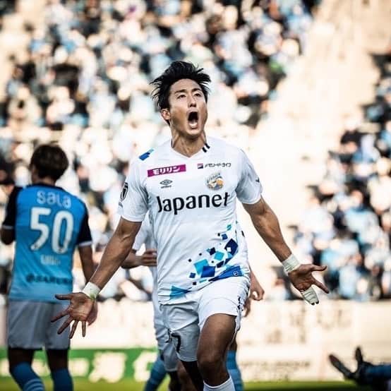 都倉賢のインスタグラム：「公式リリースされましたが、来年もV長崎の一員としてJ1昇格に向けてプレー出来ることになりました。 自分を戦力として評価してくれた、チーム関係者の皆さんには感謝の気持ちでいっぱいです。 また今年1年間どんな状況になっても諦めずに、最後の最後まで一緒に戦い応援し続けてくださったファン、サポーターの皆さん本当に有難うございました。 そんな最高の仲間達と2022シーズンも一緒に戦える事を嬉しく思います。 今年積み重ねてきたものを土台にして、チームとしても、個人としても、更に成長して必ず『J1昇格』を掴み取ります！ 来シーズンもV長崎の勝利の為に、全力を尽くしていきますので宜しくお願いします！！！」