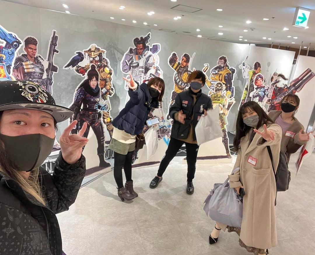 大谷咲子さんのインスタグラム写真 - (大谷咲子Instagram)「#渋谷マルイ APEXのポップアップストアの先行入場させていただきました✨ #インフォレンズギークショップ さんありがとうございます🥰 17LIVEのゲームライバー仲間と行ってきました〜！ 推しキャラのパネルと記念撮影したり、超ビッグネッシーも居たり…🦕 めちゃくちゃ楽しい空間でした！ グッズもTシャツや武器レプリカなどいろいろありました！ 私は紫ネッシーぬいぐるみとレイスのクナイを買ってきました〜🥰 #apexlegends #playapex #渋谷マルイポップアップストア」12月10日 15時27分 - sakiton69