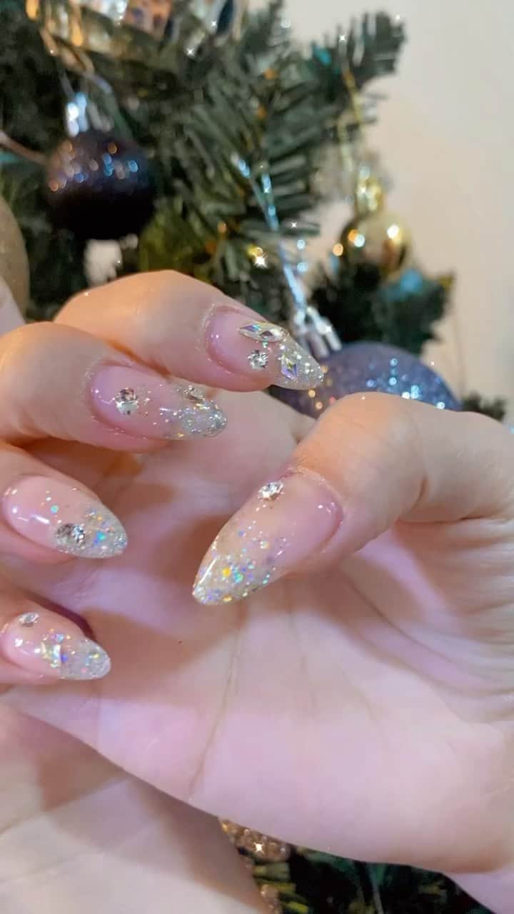 MOMOKAのインスタグラム：「🄽🄴🅆🄽🄰🄸🄻  クリスマスっぽく キラキラに❄️✨   nail.by @jun2116_official」