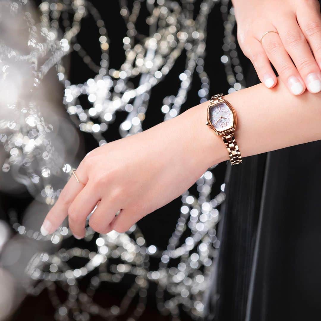 ルビンローザのインスタグラム：「〝ヒロインの時計”R018シリーズ✨✨✨いつの時代も愛されるトノー型のフォルムに、カッティングガラスが煌めく文字盤💎💎💎新しい年への願いを込めて。 @rubinrosa_japan #ルビンローザ #rubinrosa #時計 #時計女子 #ソーラー時計」