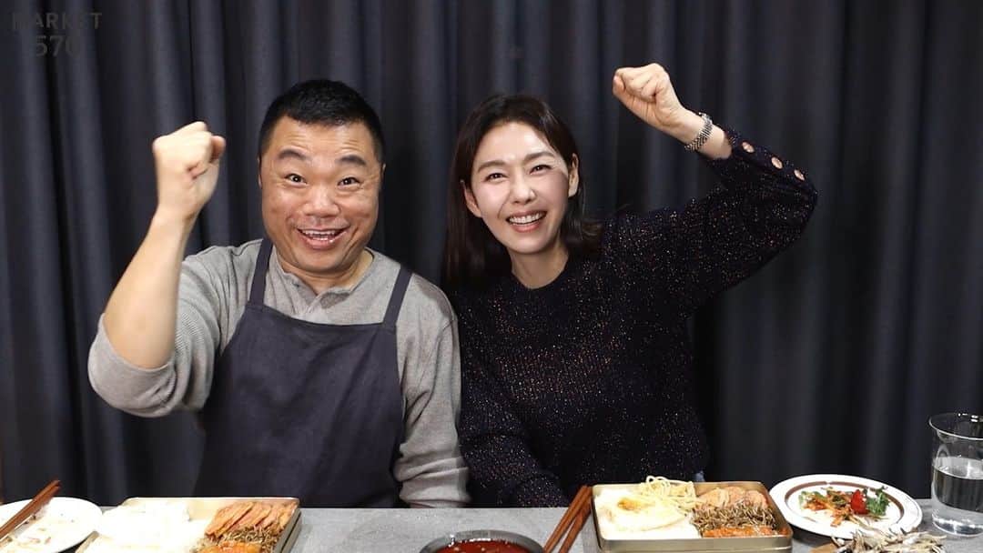 パク・タミのインスタグラム：「- 주부들은 왜 찐 정보 중요하잖아요~  특히 먹거리!! 진짜 좋은 음식 거품 없는 가격으로 살 수 있는 좌표같은거~ 얼마전 우리집 김장하는 날 굴이며, 과메기며 딱세우며 다 여기서 온거거든요~  주부 입장에서? 정말 만족스러웠어요. 새벽에 받았는데, 신선했고, 맛있고, 깔끔한데~ 가격도 착한 바다 음식들?? ㅎㅎ  사실 더 알리고 싶었던 이유는, 옥주부를 통해 알았지만, 마켓570은 어민 살리기 프러젝트래요. 통영시와 수협 등 수산업체와 믿고 먹을 수 있는 수산물을 특별히 할인해드리는~^^  어민과 소비자 모두에게 행복한 프로젝트 알립니다 링크 제 프로필 상단에 올려둘게요~  공구 아니고 저는 브릿지입니다^^ 문의는 @yamtable 에 해주세요!」