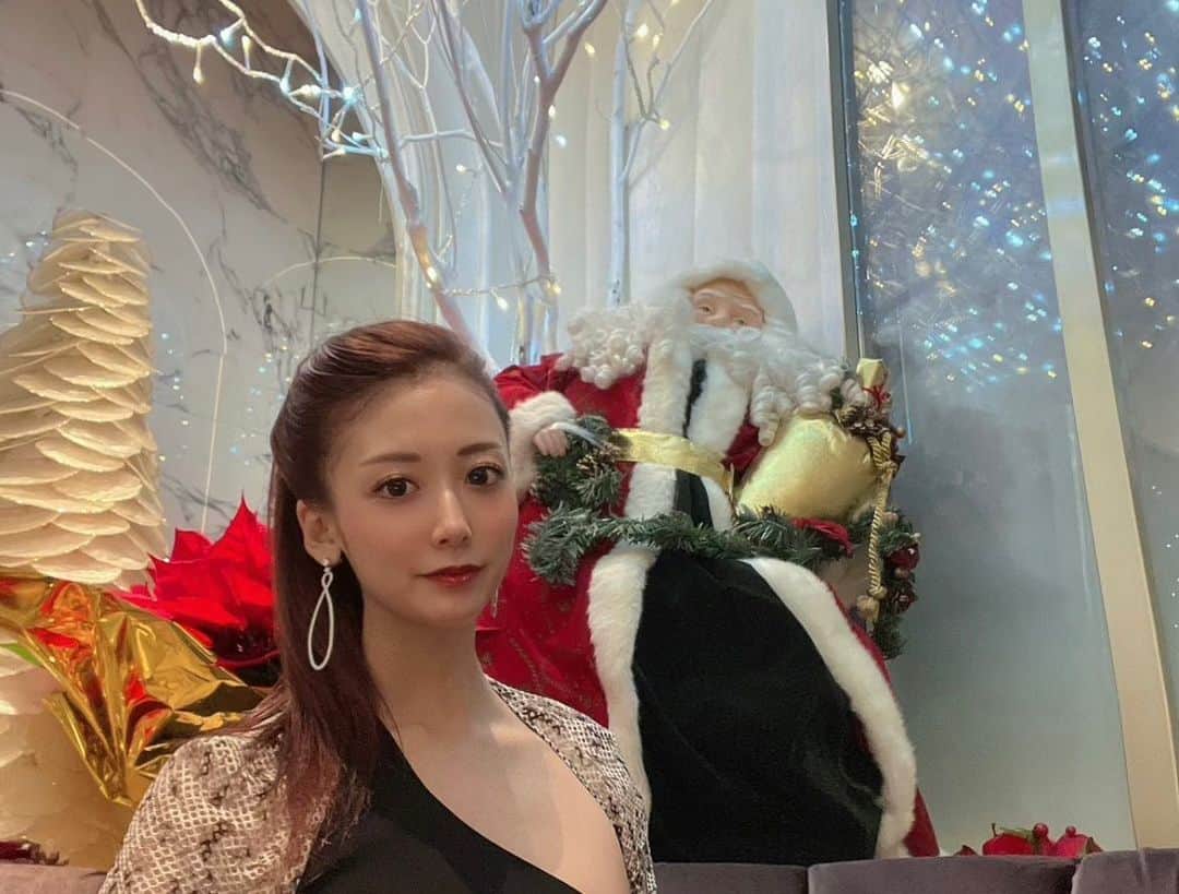 野原くるみのインスタグラム：「今週もお疲れ様でした‪ᯅ̈´- サンタさんと2ショット🤍🙌  . . . . . .  . . .  . . . .  . .#銀座#サンタ #サンタクロース #クリスマス #クリスマスパーティ #クリスマスツリー #水商売#ホステス#銀座クラブ#東京 #Xmas#instagood#instatravel#fff #fashion #followforfollow#japanesegirl  #Japan#girl#fff#code」