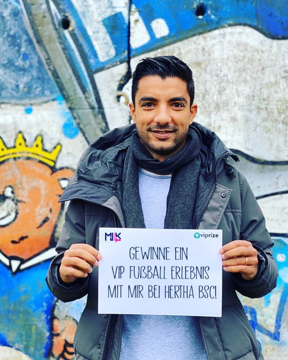 サミ・アラギのインスタグラム：「Hallo zusammen, wer hat Lust mit mir zusammen ein Hertha Spiel Live im Olympiastadion zu verfolgen? Alle weiteren Infos gibt es @mj4k_charity und gerne könnt ihr uns dort auch FOLGEN..🥰🙌🏼🙏🏼 #charity #kids #fußball #capetown #mj4k  Hello everyone, who would like to watch a Hertha game live with me at the Olympiastadion? All further informations are available at @mj4k_charity and it would be great if you FOLLOW us..🥰🙌🏼🙏🏼 #charity #kids #football #capetown #mj4k」