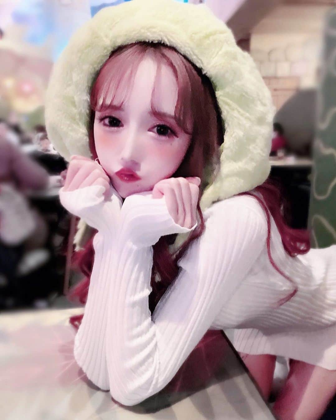 椿えれなのインスタグラム：「きねんすべき初ででにーらんど🏰🌟なんだが、そのへんのカフェで撮ったんか？ あたまにつけてるのはぐりーんめんです(^. ̫ .^ )  #ディズニーランド #Disneyland #トイストーリー #しかわからない」