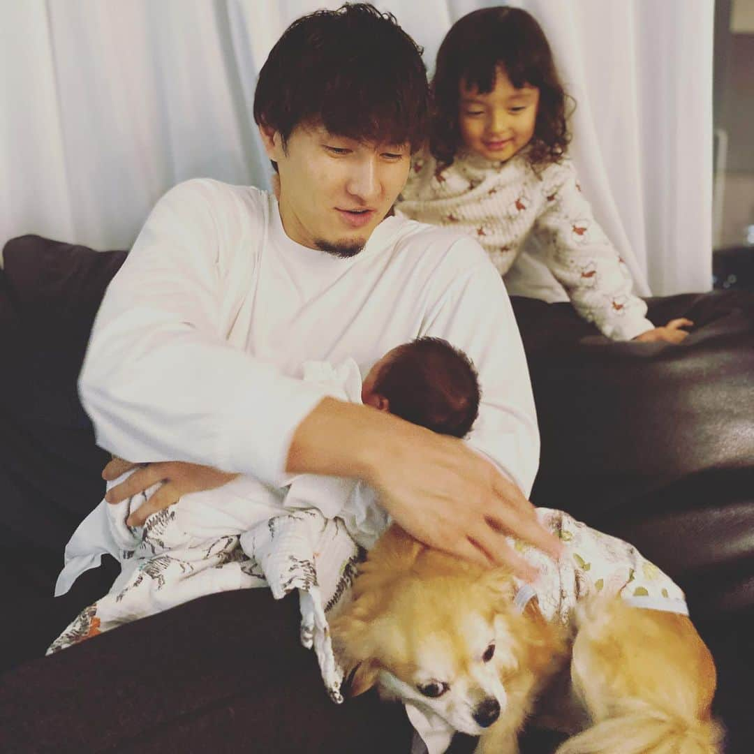 岡田優介さんのインスタグラム写真 - (岡田優介Instagram)「この度、新しい家族が増えました。女の子です。  予定より2週間以上早まったこともあってあまり周囲にご報告が出来ておらずすみません。  母子ともに健康です。  父親としてますます精進してまいります。朔玖は写真の通り、お兄ちゃんとして精進するとのことです。  岡田家長女の肩書きはくるみ🐶と協議するみたいです。  lovely lovely baby girl has joined our family👶  #newbornbaby #babygirl」12月10日 18時43分 - ysk_okada