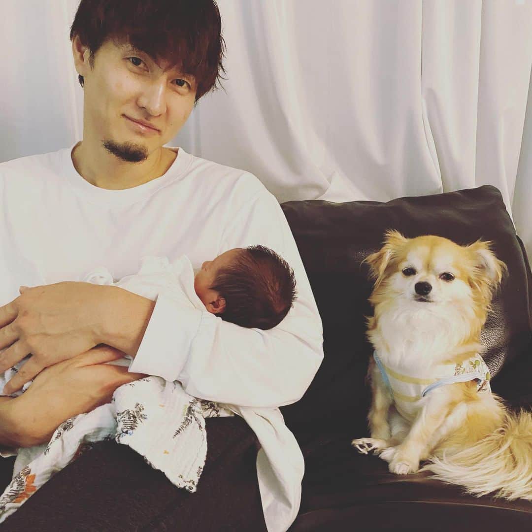 岡田優介のインスタグラム：「この度、新しい家族が増えました。女の子です。  予定より2週間以上早まったこともあってあまり周囲にご報告が出来ておらずすみません。  母子ともに健康です。  父親としてますます精進してまいります。朔玖は写真の通り、お兄ちゃんとして精進するとのことです。  岡田家長女の肩書きはくるみ🐶と協議するみたいです。  lovely lovely baby girl has joined our family👶  #newbornbaby #babygirl」