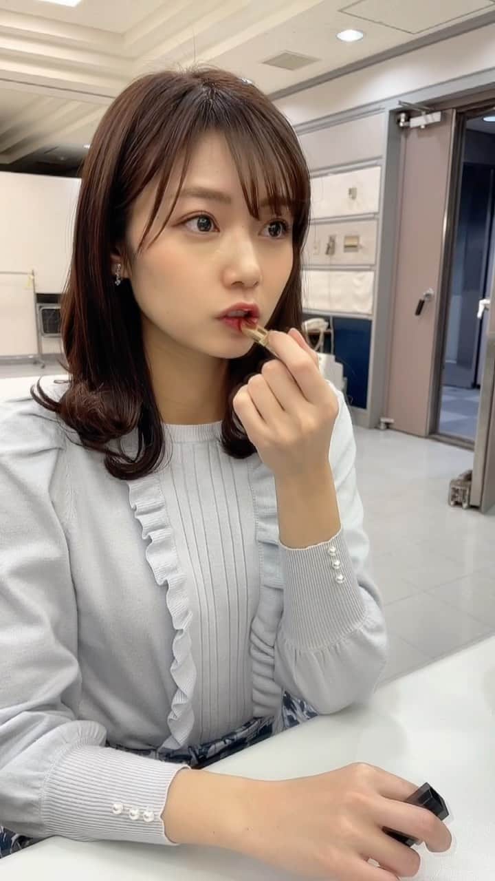 杉浦みずきのインスタグラム：「アナウンサーのお仕事裏側シリーズ〜💕　いつも撮ってくださってるのはスタイリストさんです☺️  トップス、スカート @tocco_closet  イヤリング @grossejapan  パンプス @dianashoespress  #アナウンサー #アナウンサーコーデ  #衣装 #セントフォース」