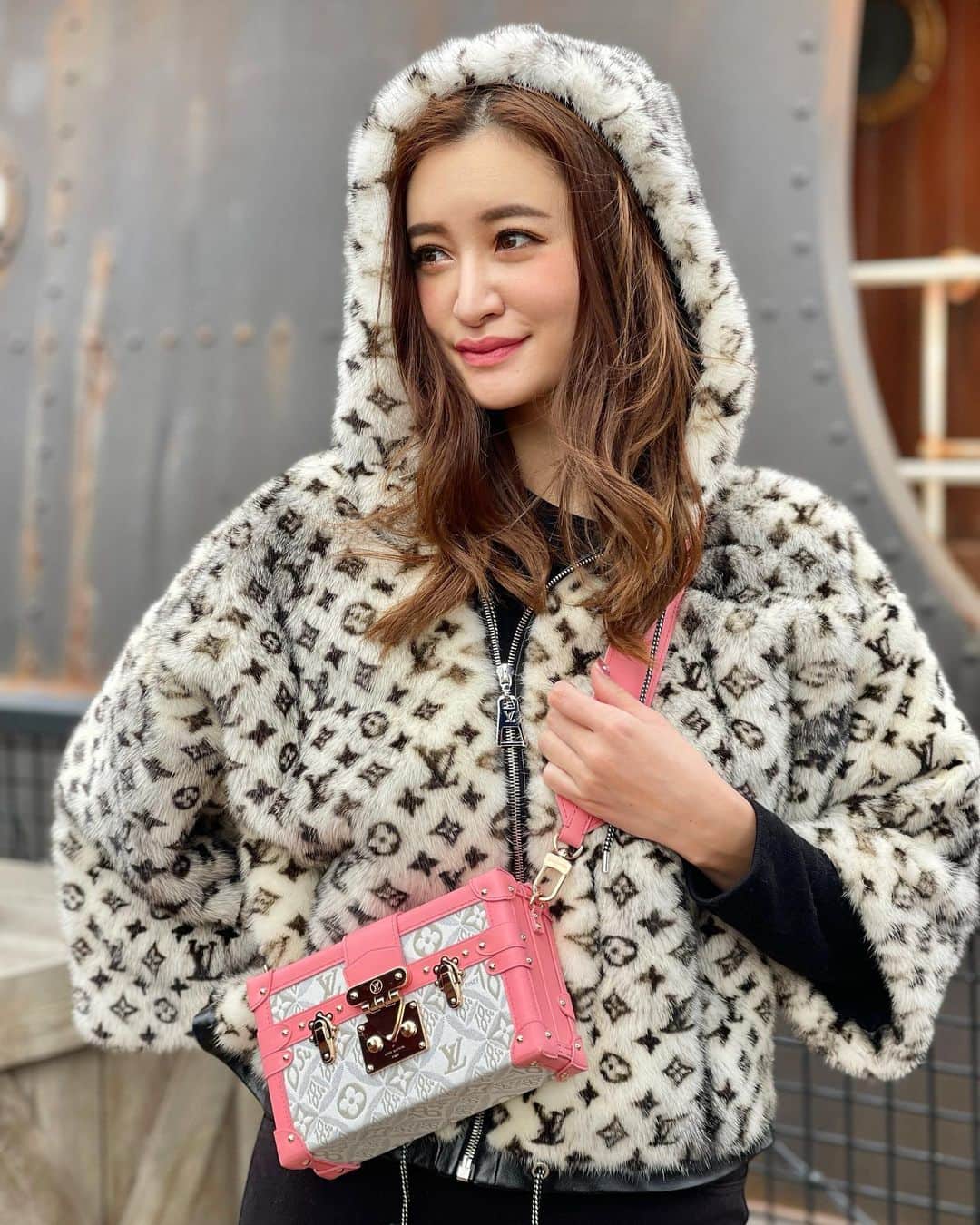 平山美春のインスタグラム：「Holiday season!!!🎄🎁🎅🌹 この時期は楽しいこといっぱい❤️ オーダーしてた @louisvuitton の新作のバッグも届いた💗この色絶妙に可愛い❣️ . #holiday #holidayseason  #lv #louisvuitton」