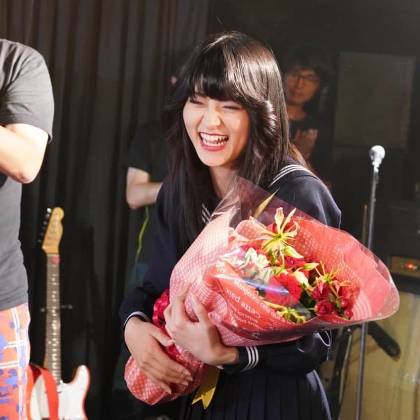 日本テレビ「今日から俺は‼︎」のインスタグラム：「あけみー、おめでとー！ #若月佑美 #末永くお幸せに #懐かしのクランクアップ写真」