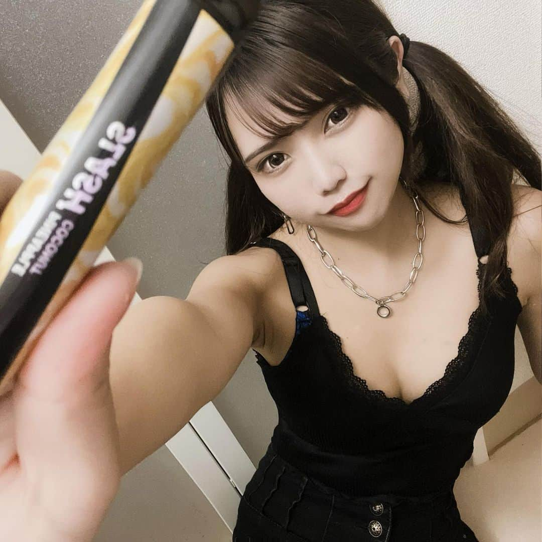 Tazumiさんのインスタグラム写真 - (TazumiInstagram)「新しい味の使い捨てベイプが出た🥳✨  パイナップルココナッツ🍍🥥  そ言えば、 ・タバコ ・加熱式タバコ ・電子タバコ ・水タバコ この違いとは何だ…結局それぞれ害がある無いどーなの⁉︎ そもそもタバコ吸わんからSLASH勧められても…w  って所なのですが、 「タバコ」って言ったら健康被害が出る、良いイメージのない物で社会的にも値上げや制限がどんどん厳しくなってますが、  環境や健康に考慮して作られたのがiQOSなどの加熱式タバコ🤔✨ 害はないけど、私はニオイが苦手なので吸う方が居たら息止めてます🤢笑  水タバコと言ったら、最近はカフェや専門バーにも設置されるようになった #シーシャ 💭 少しだけニコチンタールが入ってるので、法的には喫煙扱い🤔 オシャレで楽しめるけど、時間に空きが少ない私にはなかなか行きづらい🥲泣  ただ、シーシャの中でもニコチン・タールが無いタイプもあって、自分も周りの人達にも被害が出ないで香りも楽しめる便利もの✨ （写真のはこのタイプです🍍）  タバコ吸わんから興味ねーしー。 って方の中にキシリトールのガムをよく食べたり口直しをする方にはオススメです🤔✨  スースーする感覚は似てるけど、ガムを捨てる手間も無いし、1600個のガムを常備するより1本で1600回（タバコ8箱分）吸って終われば捨てれるので楽ちんです😚  他の味も良さそう🤔✨ Amazonでも買えるようになってました👏✨  @vape_slash_publicity   #bape #shisha #slash #シーシャ #ベイプ女子 #電子タバコ #ニコチンゼロ #ニコチンタールゼロ #使い捨てベイプ #沖縄モデル」12月10日 19時28分 - tazumi_0225