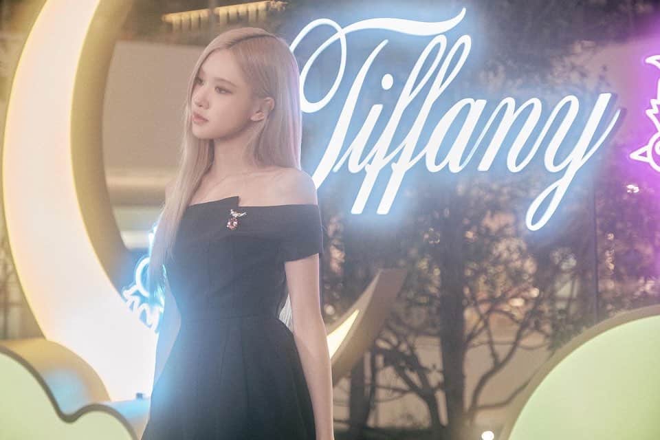 ロゼさんのインスタグラム写真 - (ロゼInstagram)「@ the Tiffany Holiday Pop Up at Sounds Forest The Hyundai Seoul 🌙」12月10日 19時33分 - roses_are_rosie