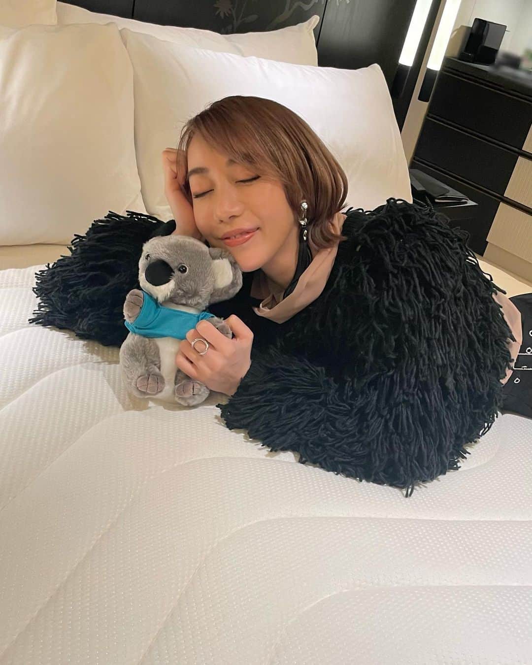 のインスタグラム：「. 先日、コアラマットレス @koala.jp さんと キンプトンホテル @kimptonshinjukutokyo さんが コラボレーションした素敵なお部屋に伺いました！  " #NewコアラマットレスBAMBOO " を体験🐨  Koalaさんの技術とこだわりが沢山詰まった、オーストラリア発のベッドマットレスです🛏  10分ほど寝かせていただいたのですが、 幸せな気持ちに包まれるような寝心地☁️ 硬さを、好みによって変えることもできるそうです！  いつも良いコンディションでいるために、睡りの質は大切にしたいですよね💤 毎日こんなマットレスで寝られたら熟睡できそうです😍  キンプトンホテル さんは、雑誌の撮影でるっちゃん🐈と訪れたこともあります✨エントランスがクリスマスの雰囲気で、とても素敵でした🎄  #コアラマットレス #KoalaxKimptonShinjukuTokyo  #キンプトンホテル  #マットレス #sponsored #眠り#常識をひっくり返す #コアラマットレス#快眠 #睡眠グッズ #睡眠 #美弥るりか」