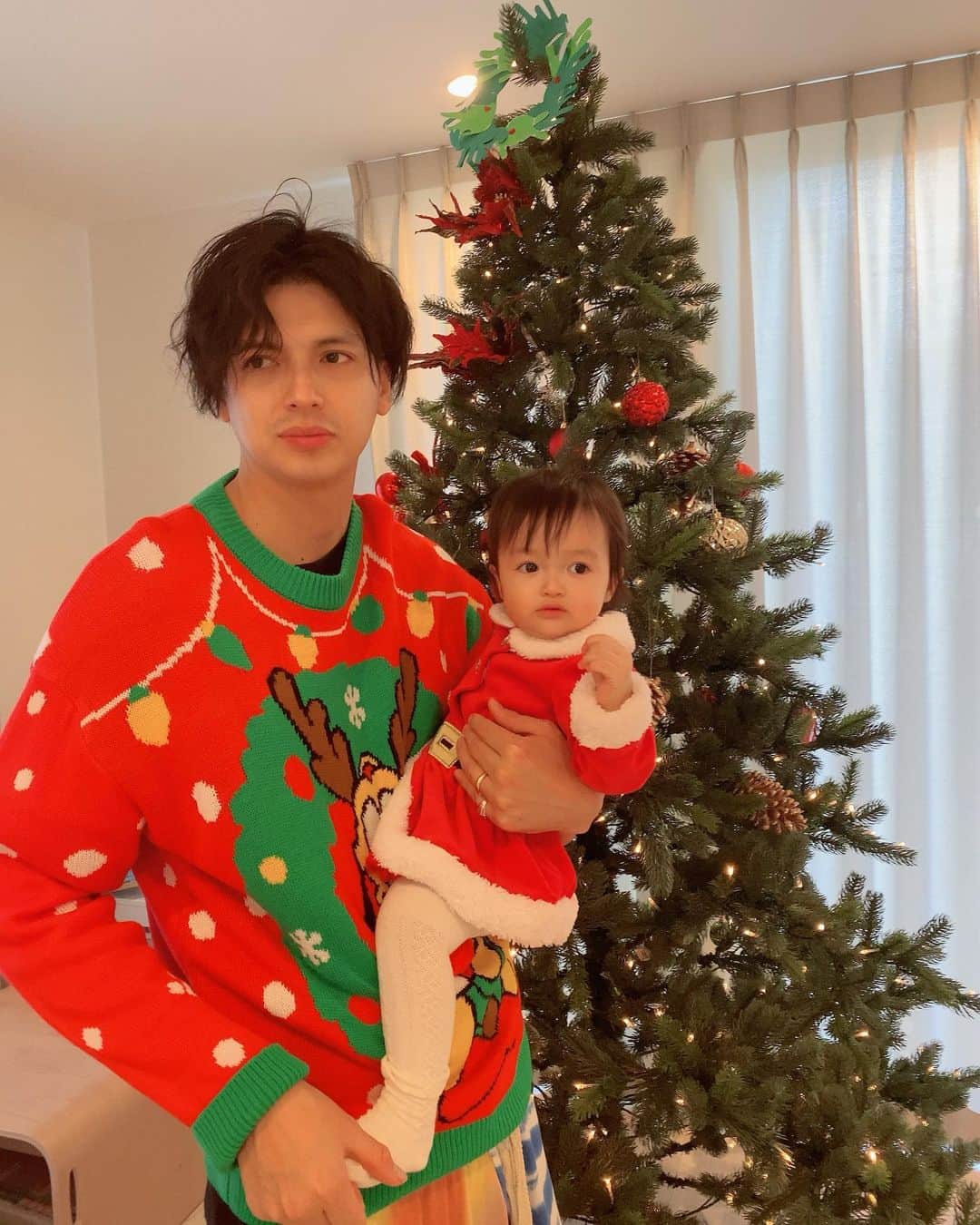 アレクサンダーのインスタグラム：「カゲトラのクリスマスソング発表会最高だったよー❤️ なんかね　ずっと1人の女の子に歌っててかなり面白かったよ こりゃー　しんぱいだなー❤️ さすが、我が息子❤️ 笑　俺は4歳のころ奥手だったのに、、 真の色男だよ　ありゃあ❤️」