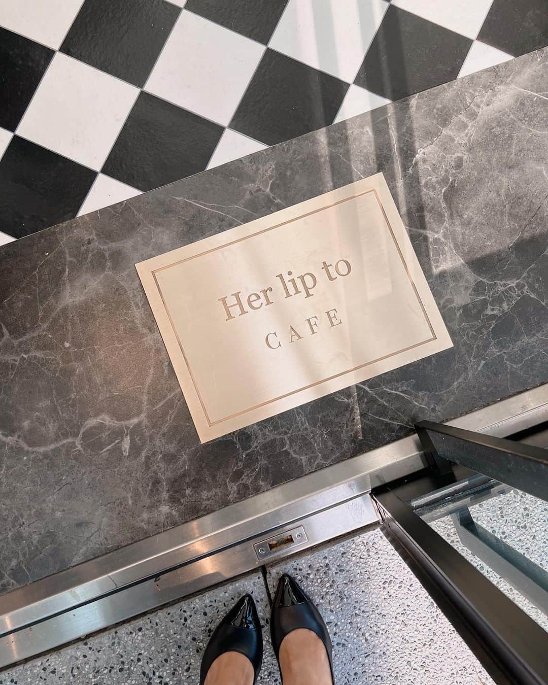 福王寺彩野さんのインスタグラム写真 - (福王寺彩野Instagram)「entrance☕️ @herlipto cafe🎄 @nyanchan22 🤍🖤 #herlipto #herliptocafe #herliptoholiday」12月10日 19時49分 - ayano_fukuoji